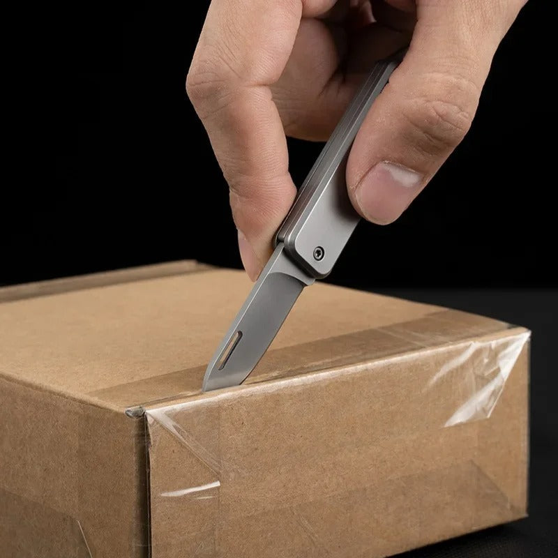 Mini Outdoor Klappmesser „PocketEdge“ – EDC-Schlüsselanhänger, mit Wunschgravur oder Anti-Lost-Text