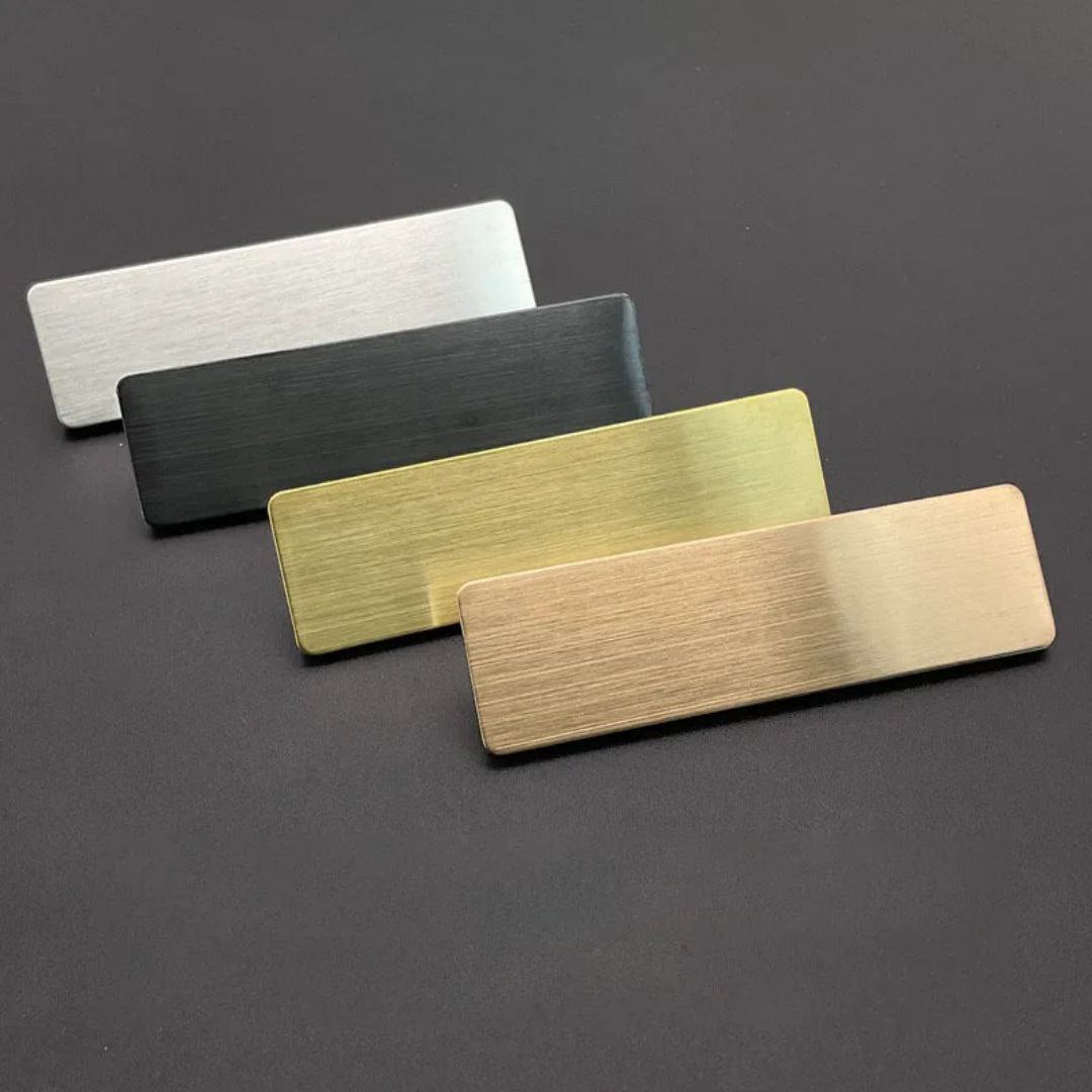 Magnetisches Namensschild mit QR-Code